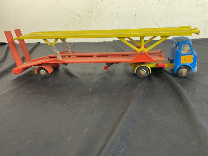 Dinky Toys AEC Articulated Lorry Camion et Hoynor Car Transporter anglais.