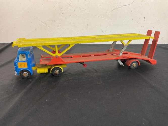 Dinky Toys AEC Articulated Lorry Camion et Hoynor Car Transporter anglais.