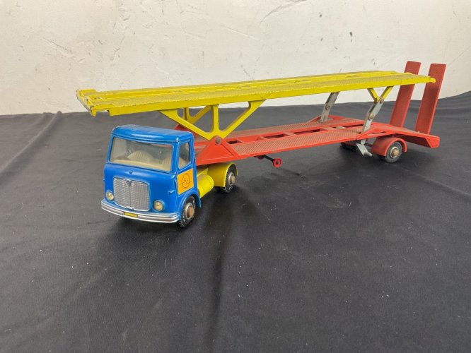 Dinky Toys AEC Articulated Lorry Camion et Hoynor Car Transporter anglais.