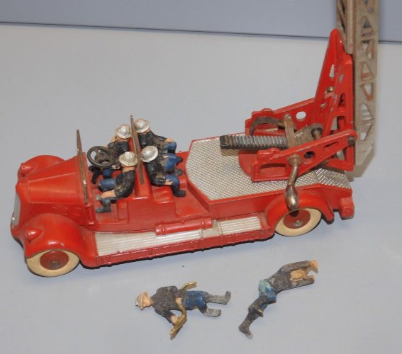 -DINKY TOYS  ANCIENNE VOITURE POMPIERS DELAHAYE & 6 POMPIERS   COLLECTION    D