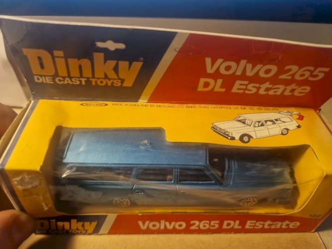 DINKY TOYS MADE IN GB ECH 1/36 VOLVO 265 DL ESTATE , neuf boite d'époque