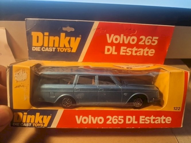 DINKY TOYS MADE IN GB ECH 1/36 VOLVO 265 DL ESTATE , neuf boite d'époque