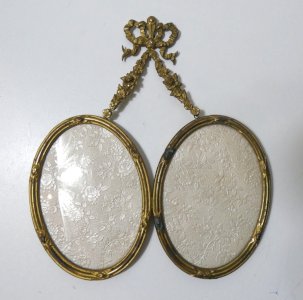 Old diptych photo frame with double medallions, Louis XVI bronze, ribbon bow.