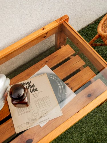 Donna, la table basse en pin et verre fumé N°739