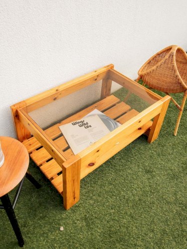 Donna, la table basse en pin et verre fumé N°739