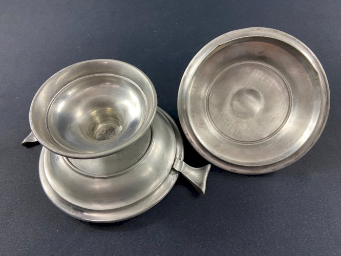 Drageoir à anses pot couvert sur piédouche en étain