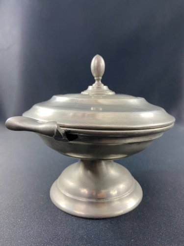 Drageoir à anses pot couvert sur piédouche en étain