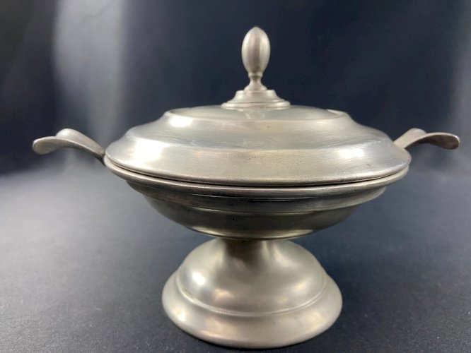 Drageoir à anses pot couvert sur piédouche en étain