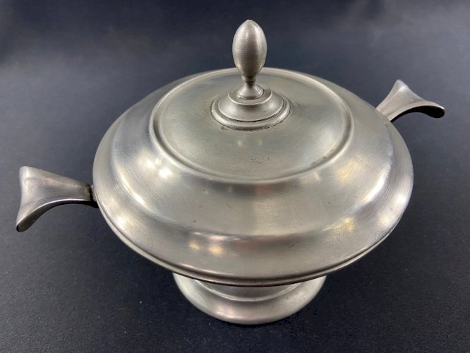 Drageoir à anses pot couvert sur piédouche en étain