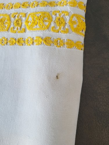 DRAP ANCIEN AJOURE EN METIS  BRODERIE JAUNE MONOGRAMME AM DE 300 X 204 N° 31
