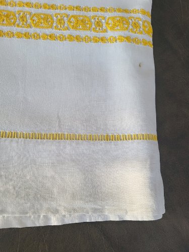 DRAP ANCIEN AJOURE EN METIS  BRODERIE JAUNE MONOGRAMME AM DE 300 X 204 N° 31