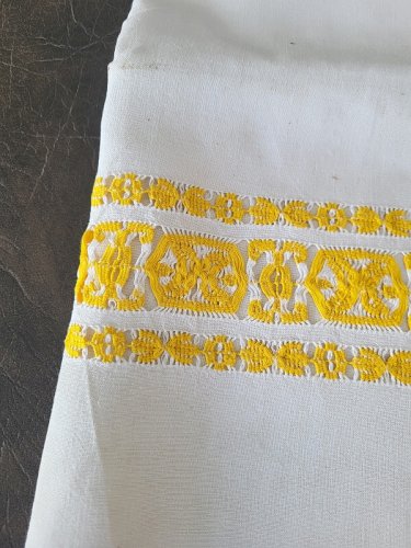 DRAP ANCIEN AJOURE EN METIS  BRODERIE JAUNE MONOGRAMME AM DE 300 X 204 N° 31