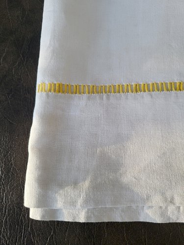 DRAP ANCIEN AJOURE EN METIS  BRODERIE JAUNE MONOGRAMME AM DE 300 X 204 N° 31