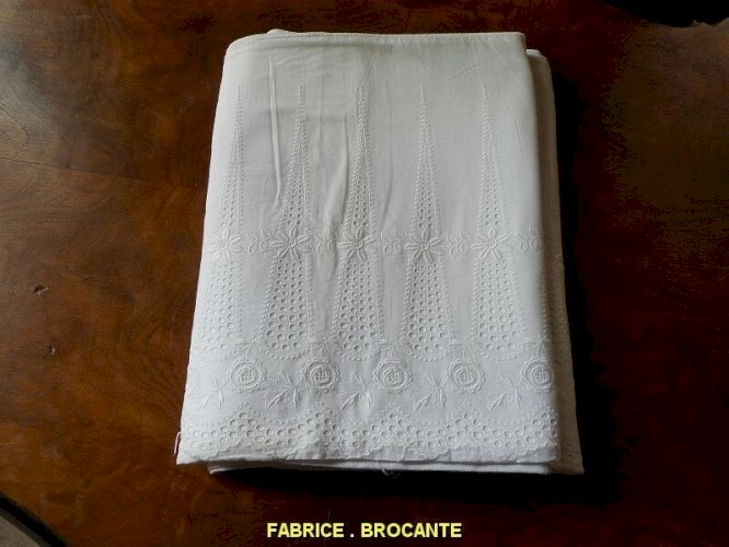 DRAP ANCIEN BRODE N° 16