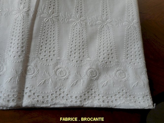 DRAP ANCIEN BRODE N° 16