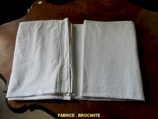 DRAP ANCIEN BRODE N° 16