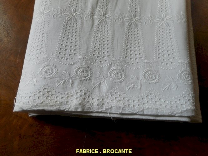 DRAP ANCIEN BRODE N° 16