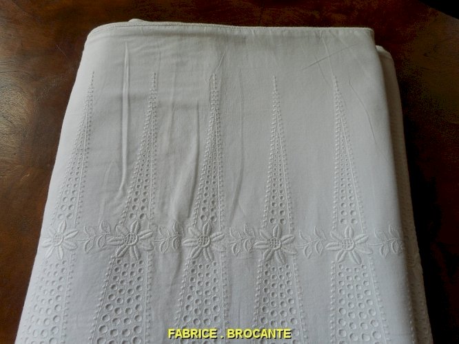 DRAP ANCIEN BRODE N° 16