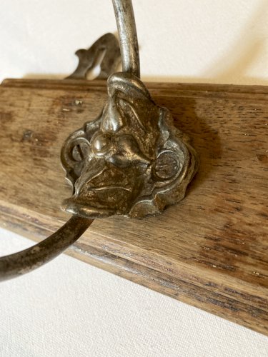 Duo d'anciennes  patères en fer forgé montées sur panneau de bois, XIXe