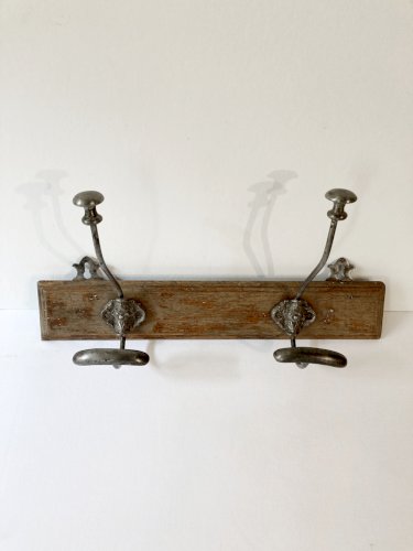 Duo d'anciennes  patères en fer forgé montées sur panneau de bois, XIXe