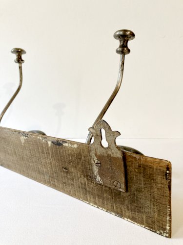 Duo d'anciennes  patères en fer forgé montées sur panneau de bois, XIXe
