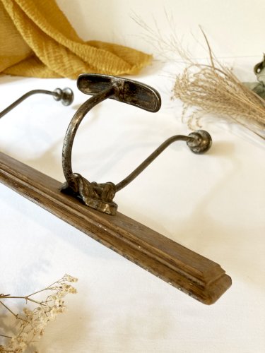 Duo d'anciennes  patères en fer forgé montées sur panneau de bois, XIXe