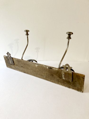 Duo d'anciennes  patères en fer forgé montées sur panneau de bois, XIXe