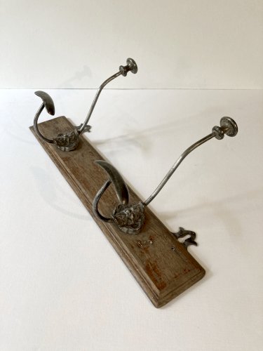 Duo d'anciennes  patères en fer forgé montées sur panneau de bois, XIXe