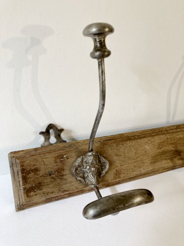 Duo d'anciennes  patères en fer forgé montées sur panneau de bois, XIXe