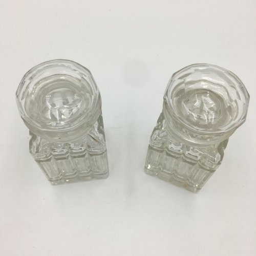 Duo de bocaux en verre ciselé