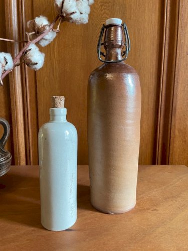 Duo de bouteilles en grès vintage