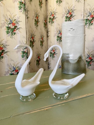 Duo de cygnes décoratifs façonnés à la main en verre opaque