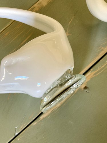 Duo de cygnes décoratifs façonnés à la main en verre opaque