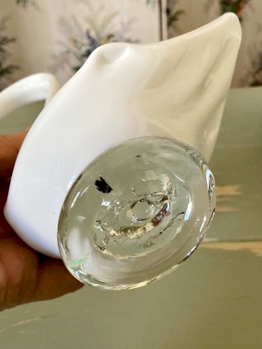 Duo de cygnes décoratifs façonnés à la main en verre opaque