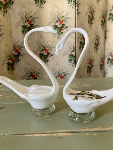 Duo de cygnes décoratifs façonnés à la main en verre opaque
