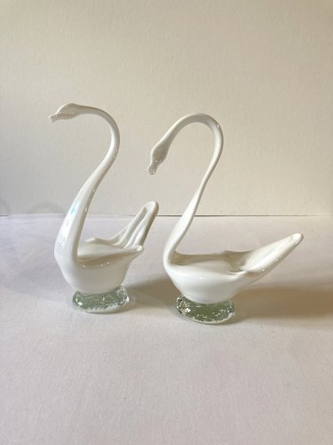 Duo de cygnes décoratifs façonnés à la main en verre opaque