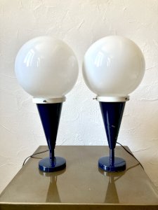 Pair of tabletop lamps, blue metal bases and opaline globes, 70s-80s.