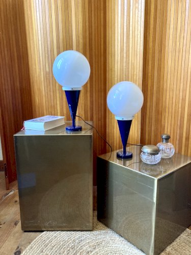 Duo de lampes à poser, pieds en métal bleu et globes opalins, années 70-80