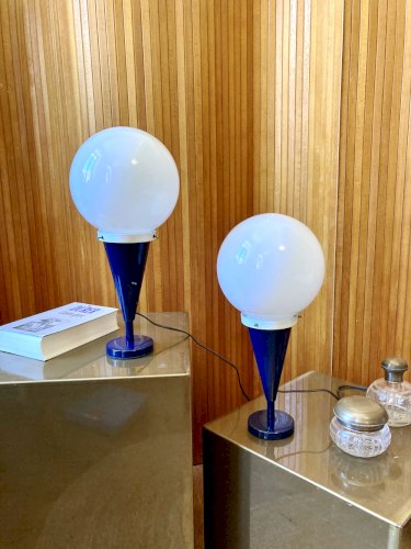 Duo de lampes à poser, pieds en métal bleu et globes opalins, années 70-80