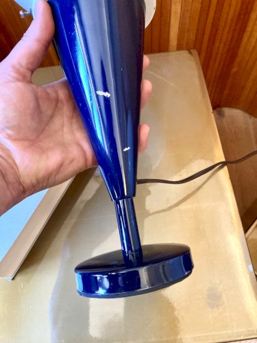 Duo de lampes à poser, pieds en métal bleu et globes opalins, années 70-80