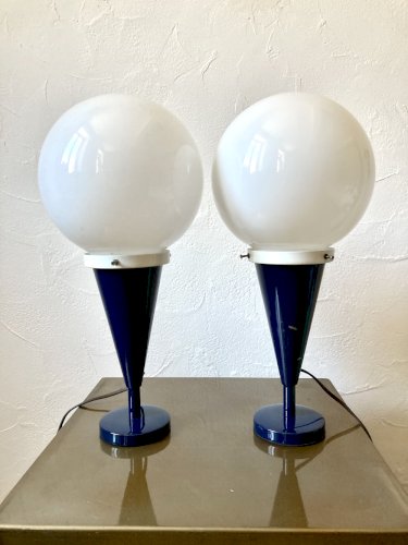 Duo de lampes à poser, pieds en métal bleu et globes opalins, années 70-80
