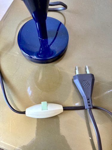 Duo de lampes à poser, pieds en métal bleu et globes opalins, années 70-80