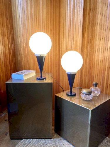 Duo de lampes à poser, pieds en métal bleu et globes opalins, années 70-80