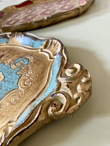 Duo de petits plateaux florentins en bois peint