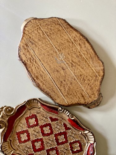 Duo de petits plateaux florentins en bois peint
