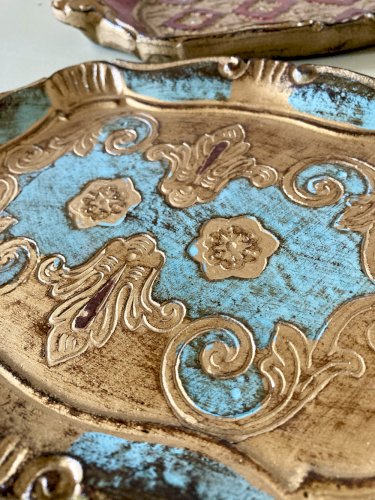 Duo de petits plateaux florentins en bois peint