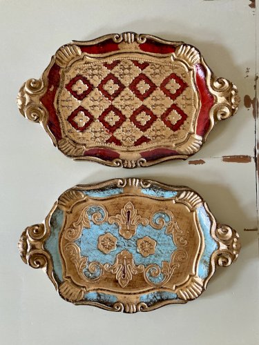 Duo de petits plateaux florentins en bois peint