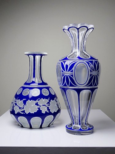 Duo de petits vases cristal "overlay" taillé émail bleu et blanc anciens