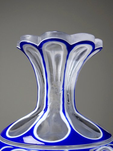Duo de petits vases cristal "overlay" taillé émail bleu et blanc anciens