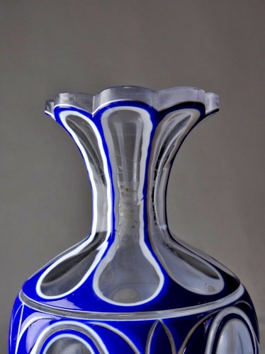 Duo de petits vases cristal "overlay" taillé émail bleu et blanc anciens